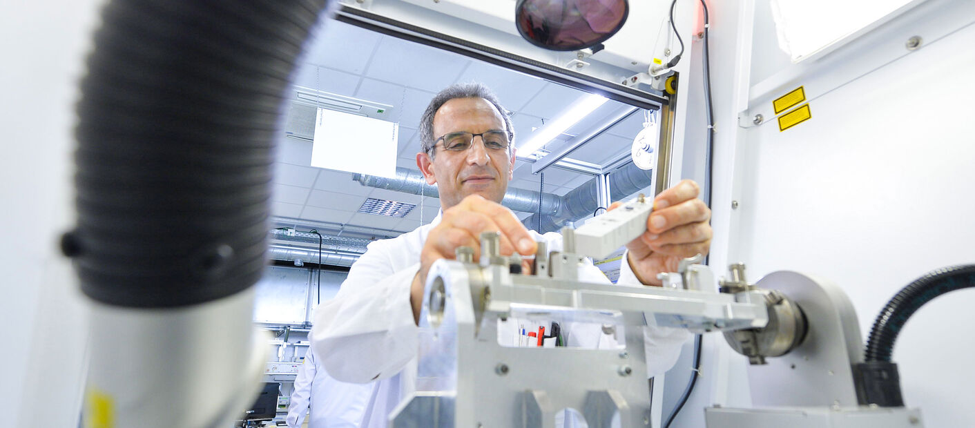 [Translate to India: English [en_IN]:] Mitarbeiter in der Murrelektronik Produktion